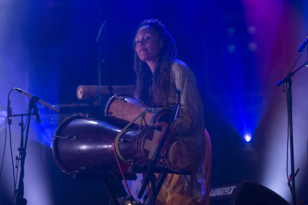 Aude Publes percussions avec Campana Project